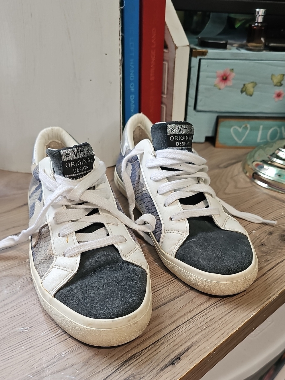 Vintage Havana Size 8 Casual Low-Top Sneakers with Grey Suede & White Leather